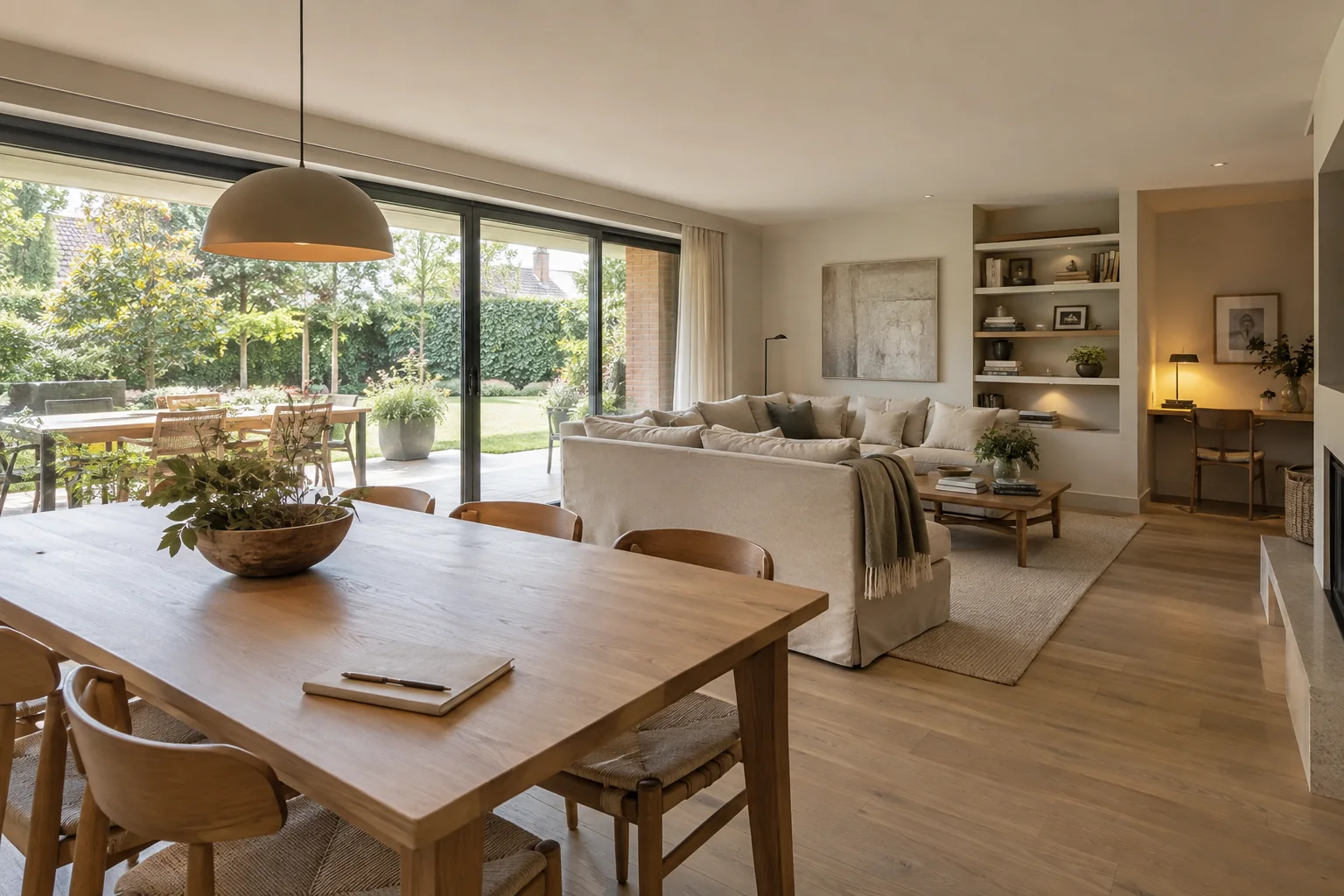 Inspiración de reforma en Pozuelo: salón y comedor familiares con roble claro abiertos al jardín.